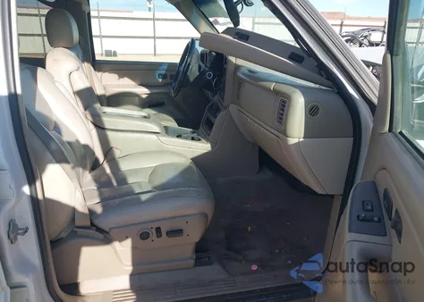 2005 Chevrolet Suburban 1500 Lt z USA, uszkodzony, nr VIN 3GNEC16Z75G226815